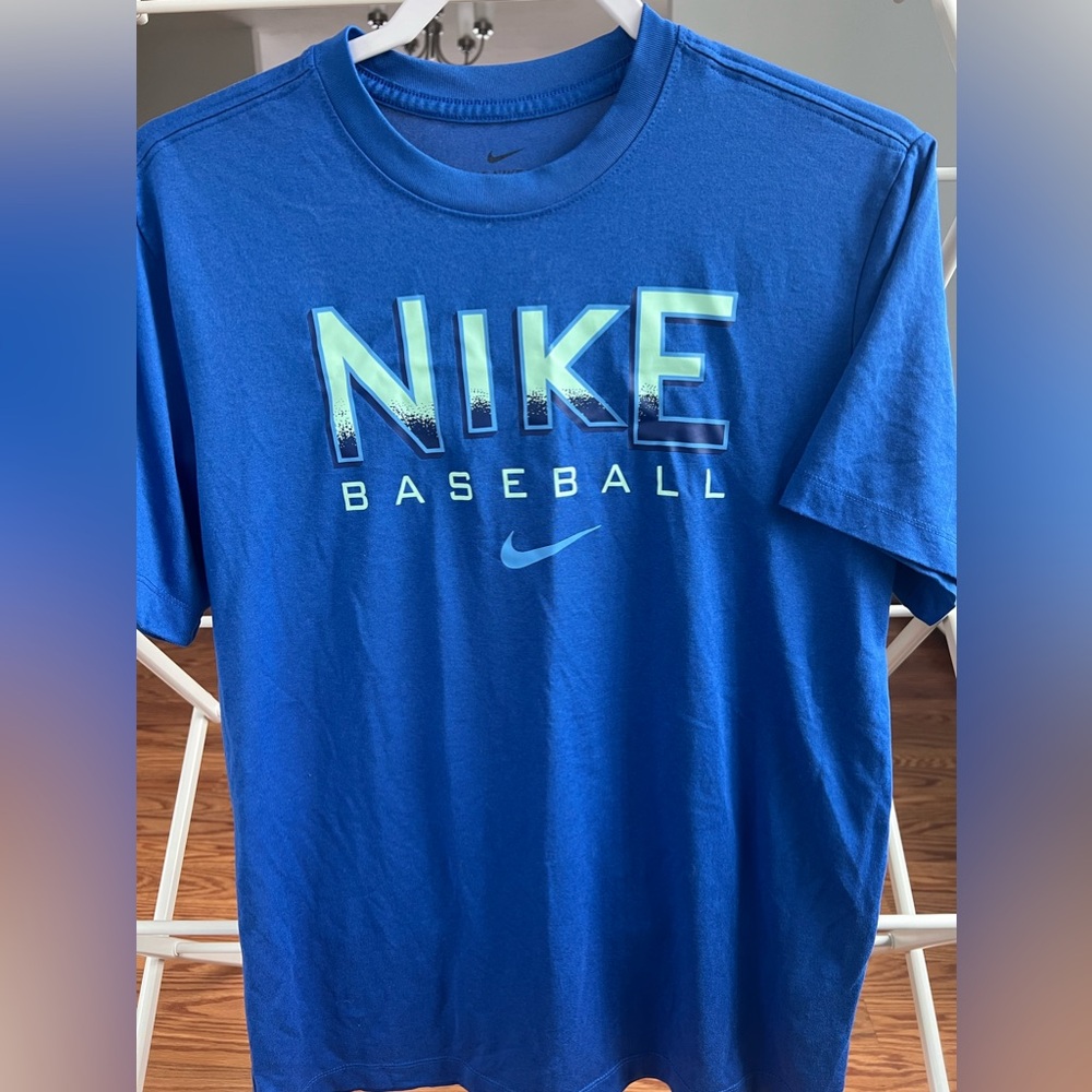 Nike tee men’s size medium
